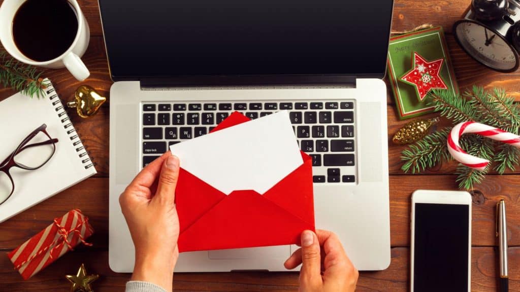How to Avoid Debt During the Holiday Season 2 gift ideas for your coworker