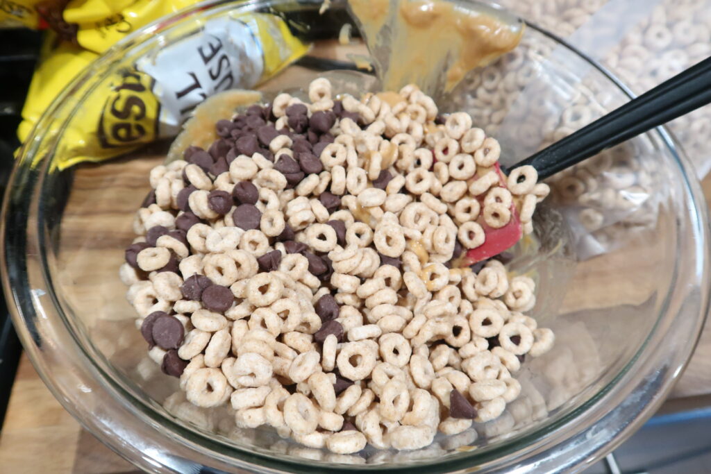 no bake cereal bars- cheerios and peanut butter chcoolate 