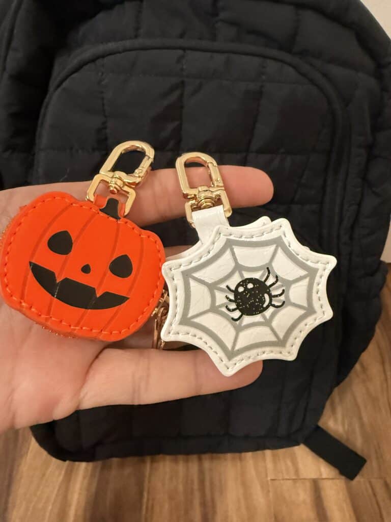 15 Backpack Charm Ideas: Easy DIY + Where to Find the Cutest Ones 5 Halloween-themed pumpkin and spider keychains for bags or keys.